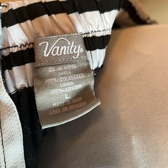 Vanity Women’s Large Black White Stripe Modern Skater Mini Skirt with Pockets! - Picture 5 of 7